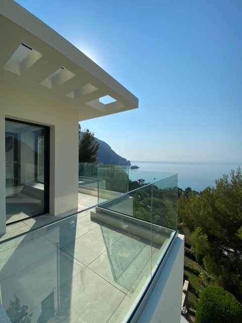 terrasse vue mer d'une villa de style moderne