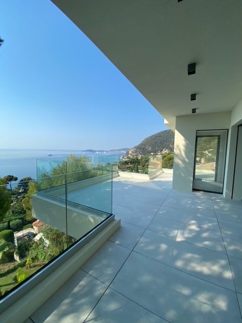 terrasse rénovée d'une villa de style moderne vue mer