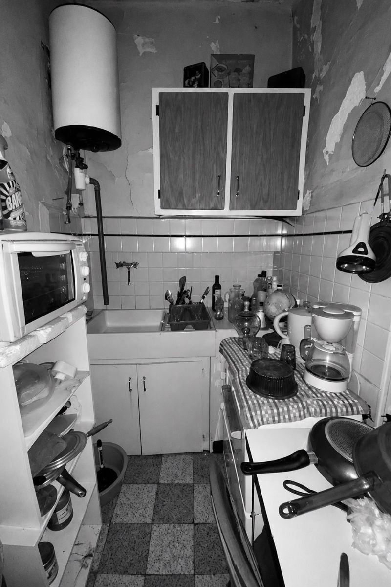 Cuisine en noir et blanc avant rénovation