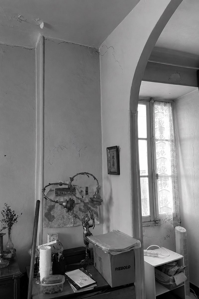 Salon en noir et blanc avant rénovation