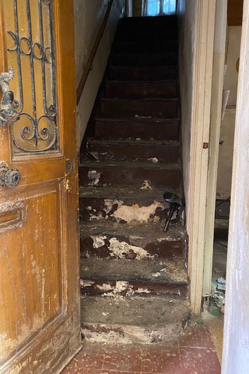 porte d'entrée et escalier avant travaux